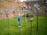 Ik wou dat ik kon vliegen' tijdens Open Poorten Dag 2017 in Buggenum Sculptuur: “Installatie Ik wou dat ik kon vliegen” van Lia Koster - Glaskunst